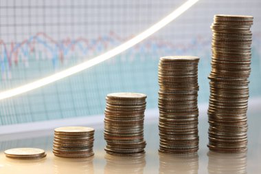 Masada yükselen gümüş para yığını sunumu