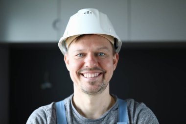 İşte akıllı ve mutlu bir tamirci.