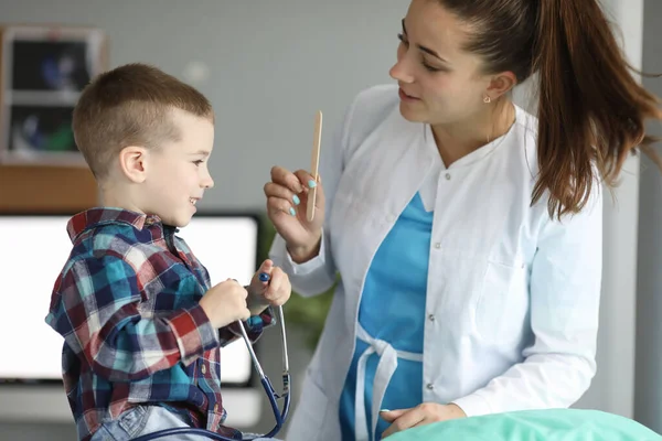 Wizyta u lekarza dziecięcego, zabawy stetoskopem — Zdjęcie stockowe