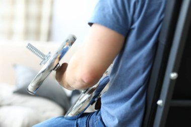 İnsan evdeki dambıllarla tamamen meşgul olur