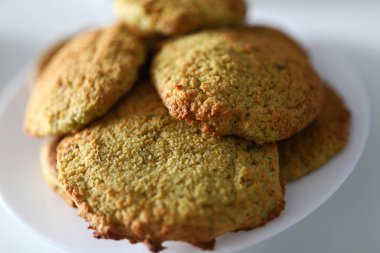 Masada tabak ve doğal ev yapımı kurabiyeler var.