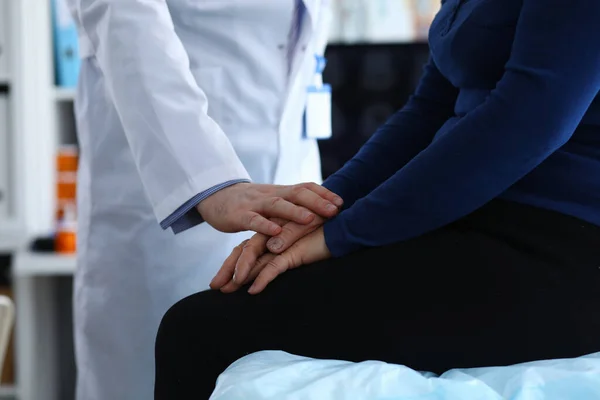 Женщина сидит на клинике, доктор успокаивает пациента — стоковое фото