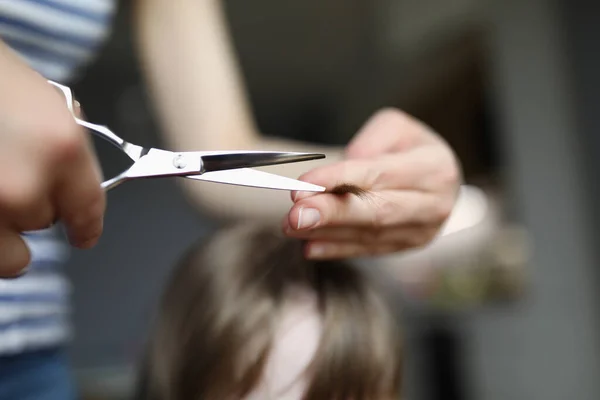 Mutter schneidet Baby-Haare mit Schere nach Hause, Frisur — Stockfoto