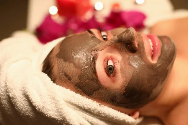 На красивому обличчі дівчина чорне вугілля косметична маска — стокове фото