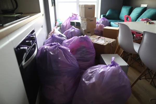 Кухня полна мешков для мусора и картонных коробок — стоковое фото