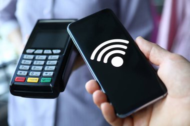 İnsanlar taşınabilir terminal ve akıllı telefonu ellerinde tutuyorlar