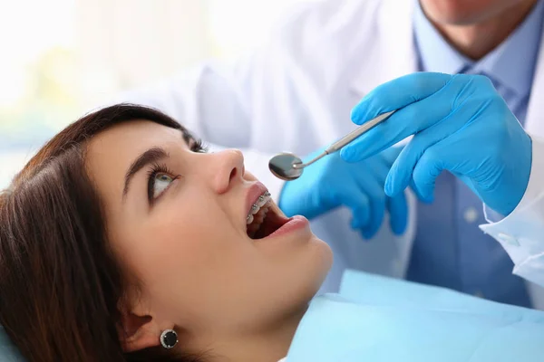 Сфокусированное фото на докторе, который осматривает полость рта — стоковое фото