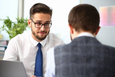 İki genç yönetici iş planlarını tartışıyor.