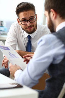 Finansal grafiği tartışan meslektaşları kapat