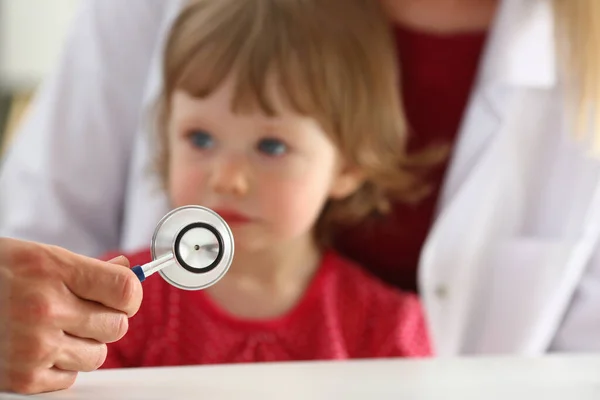 Tipo menina visitando médico com sua mãe — Fotografia de Stock