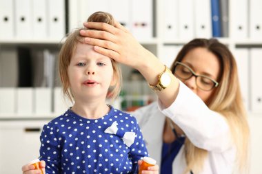 Üzgün küçük kız kameraya bakıyor.