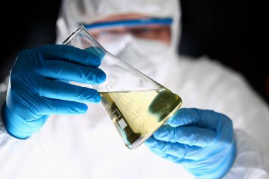 Elinde matara olan erkek ellerine odaklanmış bir fotoğraf.