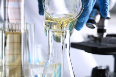 Modern kimya laboratuvarında çalışan profesyonel bir araştırmacı.