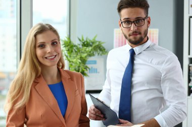 İki mutlu meslektaşımız iş konferansına hazırlanıyor.