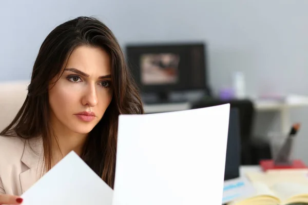 Primer plano de la mujer seria que la lectura de la información — Foto de Stock