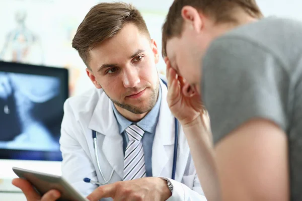 Gros plan du médecin heureux que l'examen de son patient — Photo