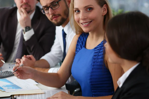 Grupo de empresarios que trabajan juntos en el proyecto — Foto de Stock