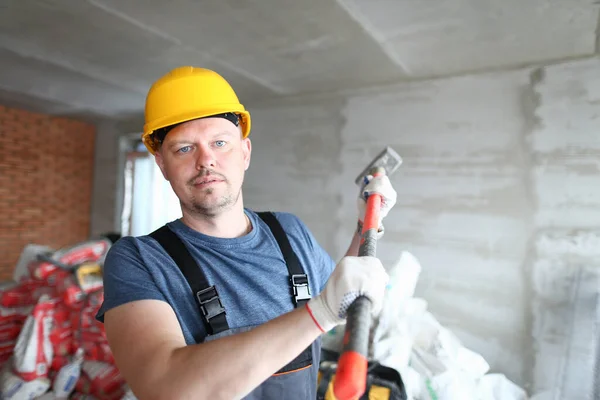 Egy nagyon erős ember dolgozik egy építkezésen. — Stock Fotó