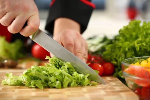 Salada de corte de cozinheiro profissional no tabuleiro — Fotografia de Stock