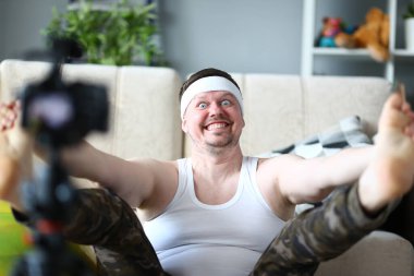 Sabah egzersizi yapan mutlu genç adam.