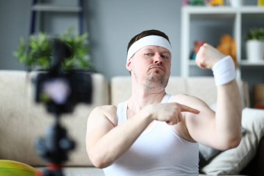 Güçlü kaslarını gösteren etkileyici genç bir adam.