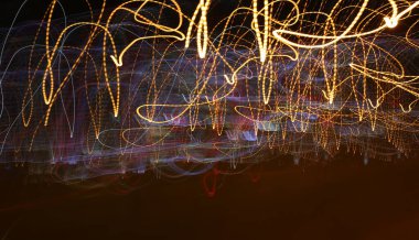 Siyah arkaplanda bulanık ışıkların makro fotoğrafı