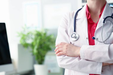 Yetkili tıp çalışanı, kabinede hasta kabul ediyor.