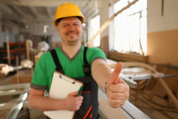 Close-up van de opgetogen bouwer die op de faciliteit — Stockfoto