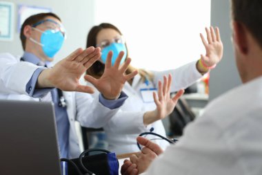 Tıp maskeli doktorlar meslektaşlarıyla aynı fikirde değil