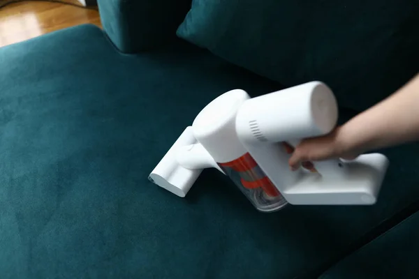 Χέρι vacuums ταπετσαρία έπιπλα στο διαμέρισμα — Φωτογραφία Αρχείου