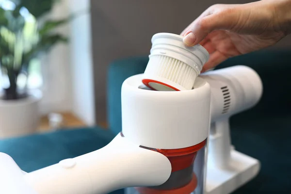 Tangan mengambil filter vacuum cleaner di apartemen — Stok Foto