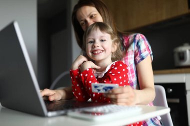 Anne-kız mutfağı kredi kartı bilgilerini girin