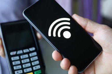 Satın almak için mobil uygulama kullanan kişi ödeme yapar