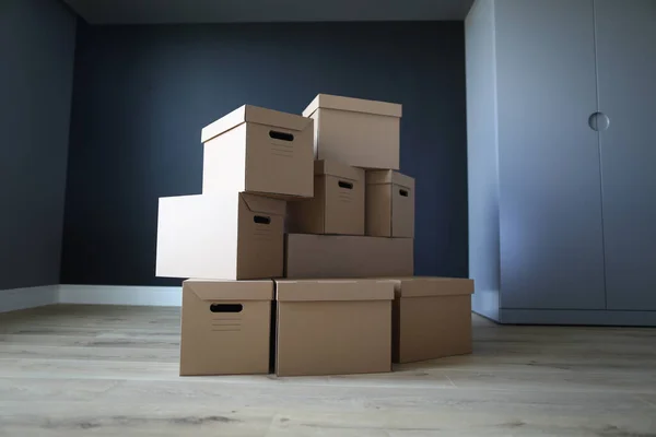 Пустые картонные коробки стоят в пустой комнате — стоковое фото