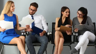 Kağıt listesine bakan özenli sakallı adam.