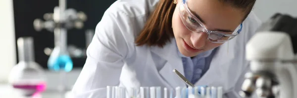 Modern experiments with chemicals in laboratory. — Stockfoto