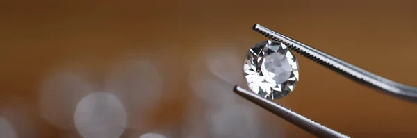 Travail minutieux de bijoux, en regardant le diamant . — Photo