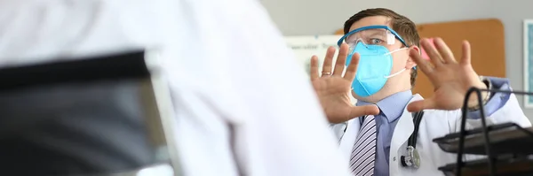 Médico teme paciente pensa que ele tem um vírus perigoso — Fotografia de Stock