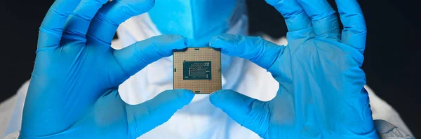 Man in special uniform shows microprocessor chip — Zdjęcie stockowe