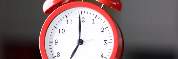 Close up table red alarm clock meeting deadlines — Stockfoto