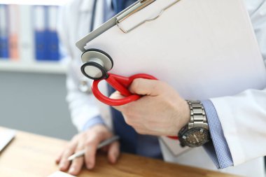 Beyaz üniformalı biri.