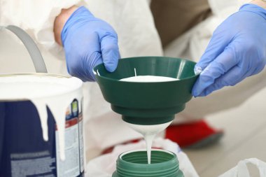 Profesyonel tamirci iş başında.