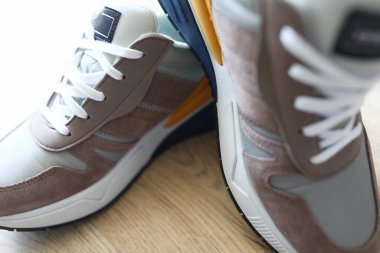 Ahşap masada şık gümüş çizmeler