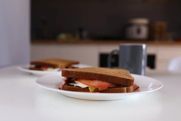 Plat servi sur assiette blanche — Photo