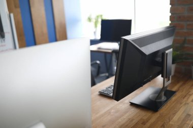 Pencereli hafif dolap