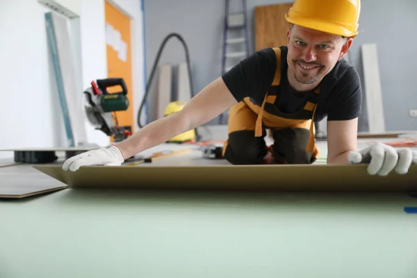 Homem de meia-idade usando capacete amarelo — Fotografia de Stock