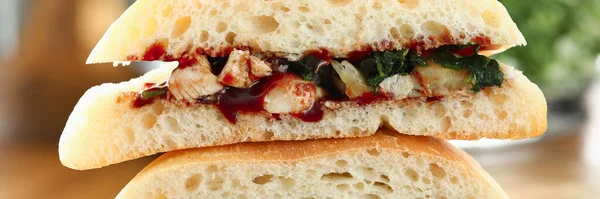 Sándwich de chiken cortado con ketchup sobre fondo de cocina —  Fotos de Stock