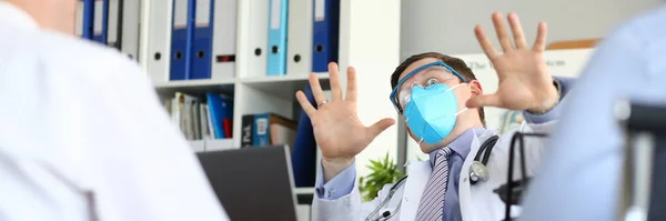 Male doctor fears patient thinks he has a dangerous virus — Stockfoto