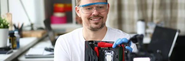 Homem leva blog de vídeo sobre câmera de reparo de computador — Fotografia de Stock