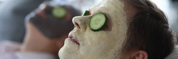 Homens fizeram máscara de limpeza facial de barro no salão — Fotografia de Stock